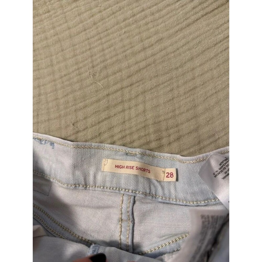 Levi’s High Rise Shorts - Picture 5 of 6